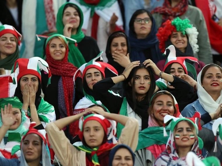 مشجعات إيران