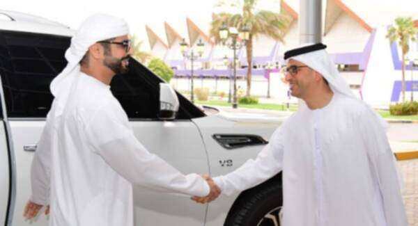 الشيخ سلطان بن حمدان خلال زيارة نادي العين