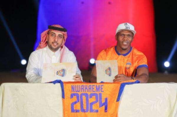 أثناء توقيع العقود