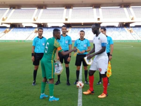 قادة الفريقين قبل انطلاق اللقاء