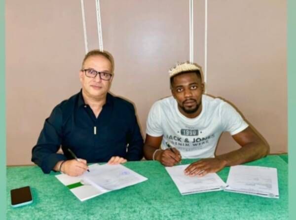 مايي مع البدراوي أثناء توقيع العقود