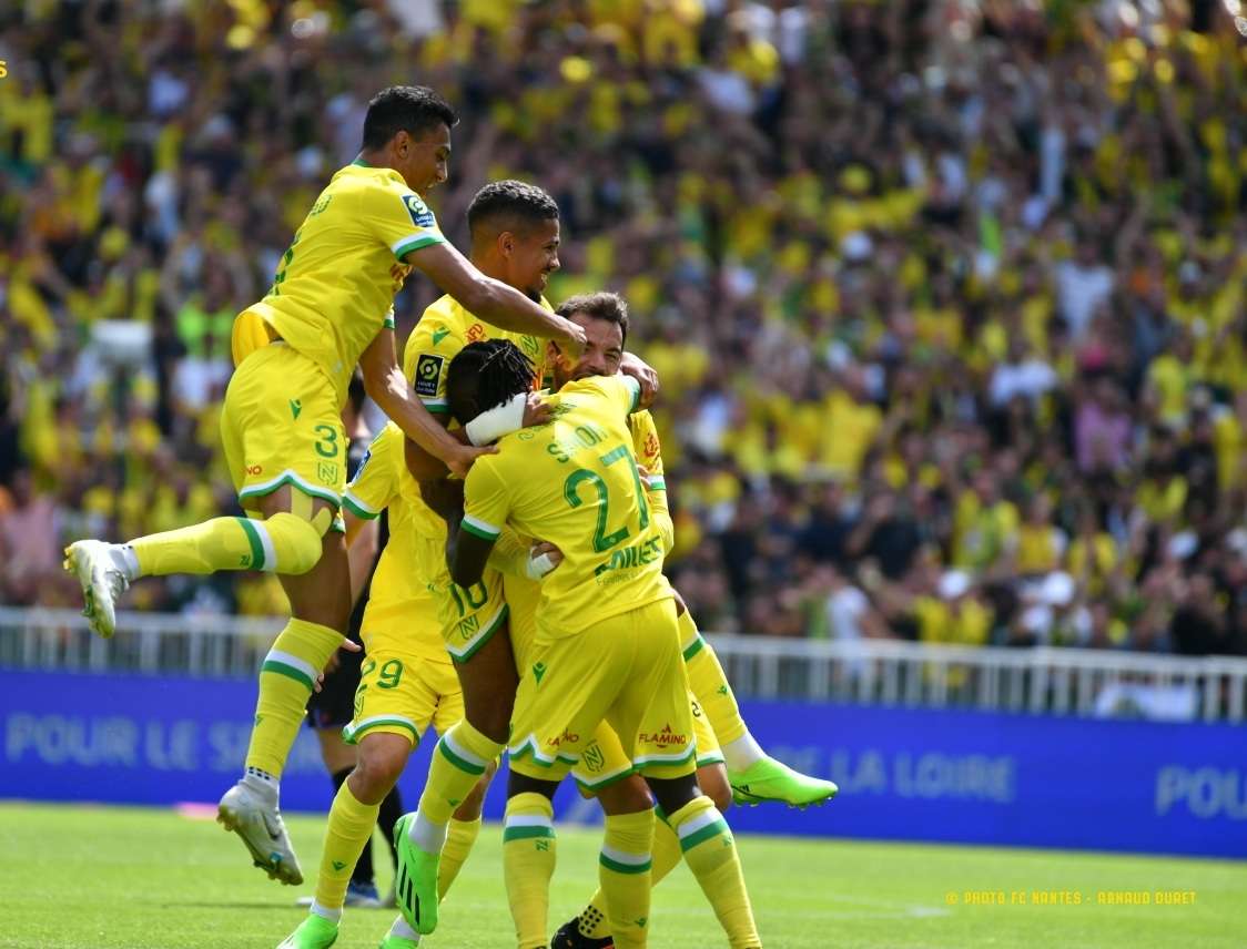 مصطفى محمد مع لاعبي نانت