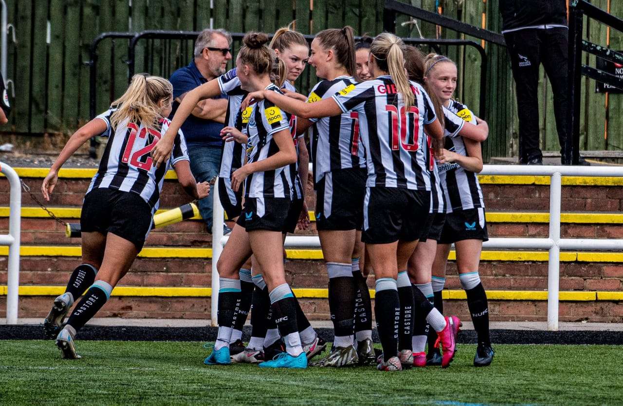 احتفال لاعبات نيوكاسل بعد تسجيلهن هدف التقدم