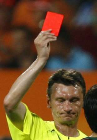 الروسي ايفانوف منح البطاقة الحمراء اربع مرات في لقاء هولندا والبرتغال