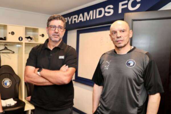 فيتوريا (يسار) مع تاكيس مدرب بيراميدز