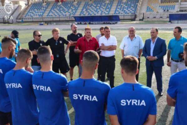 معلا مع مسؤولي اتحاد الكرة ومنتخب الشباب