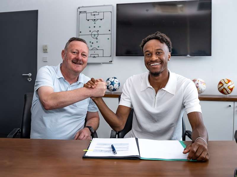 من التوقيع (نقلًا عن حساب مونشنجلادباخ على تويتر)