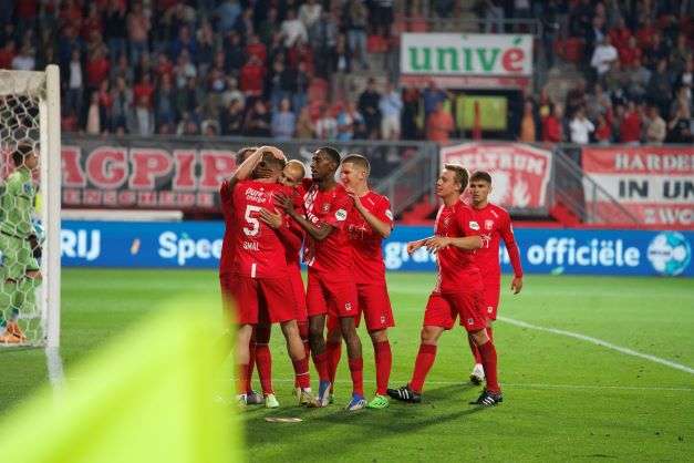 من فرحة لاعبي تفينتي (نقلا عن حساب النادي علي تويتر)