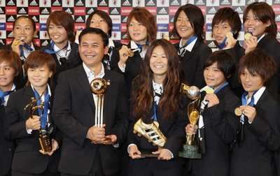 المدرب ساساكي بجانب هوماري ساوا في حفل الإستقبال بطوكيو