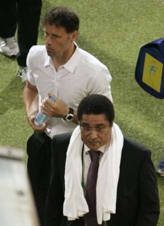 مدرب المنتخب الهولندي فان باستن (يسار) لحظة مغادرته الملعب
