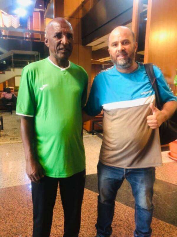 مدرب حراس السودان السر بدوي مع مراسل كووورة