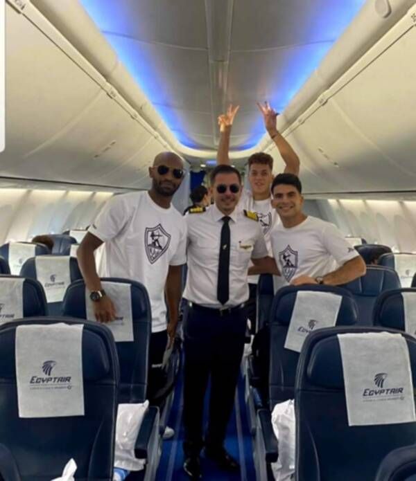 قائد طائرة الزمالك مع اللاعبين