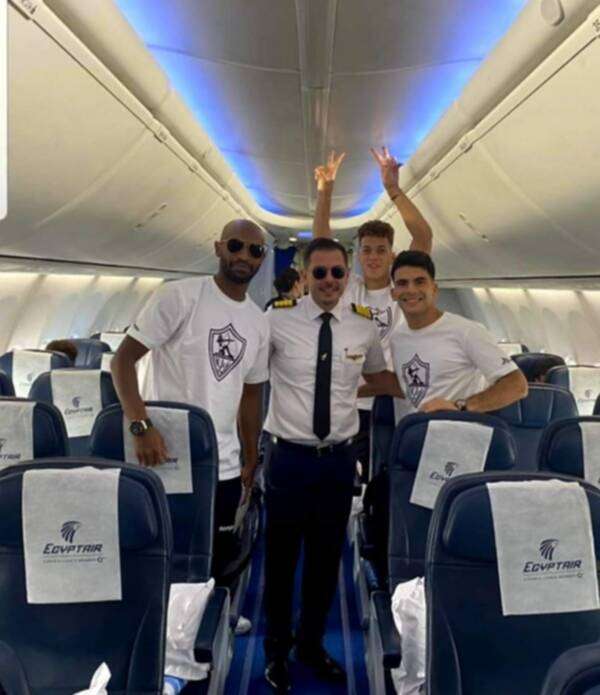 قائد طائرة الزمالك مع اللاعبين