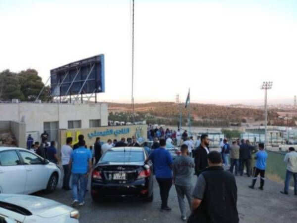 جماهير الفيصلي أمام مقر النادي