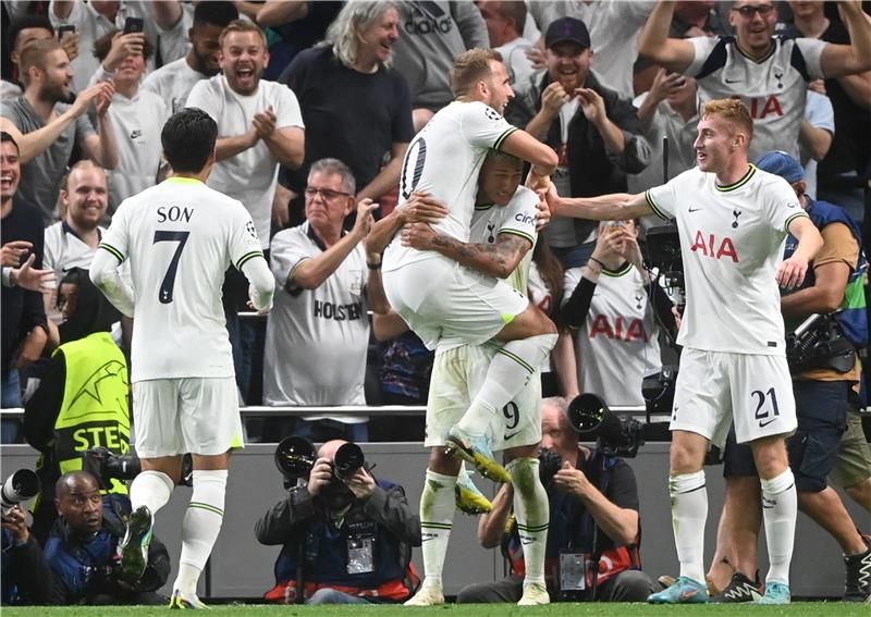 لاعبو توتنهام