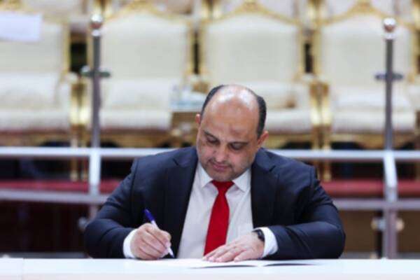 من توقيع العقد