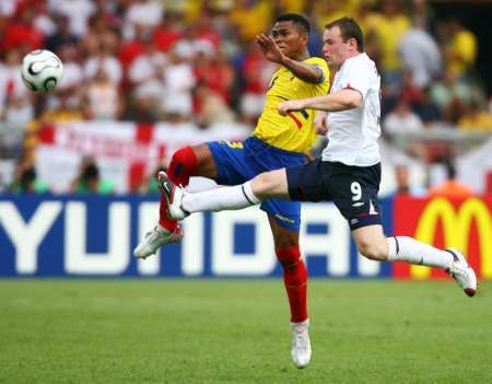 الأكوادوري ايفان هورتادو يصارع على الكرة مع الأنجليزي واين روني