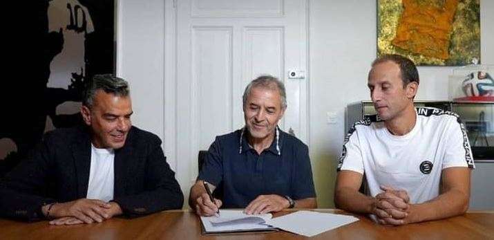 مارسيل كولر أثناء توقيع عقود تدريب الأهلي