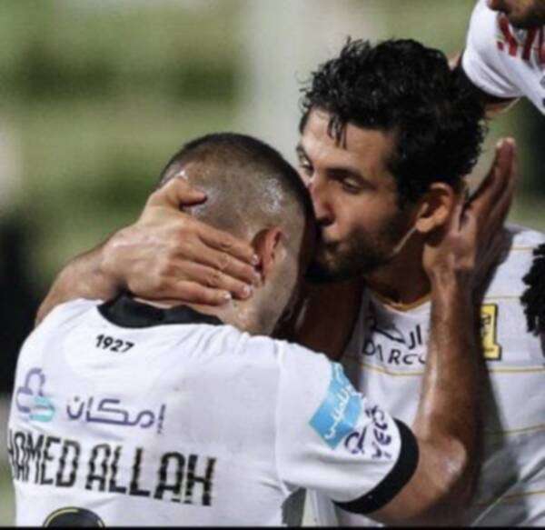 حجازي يقبل رأس حمد الله