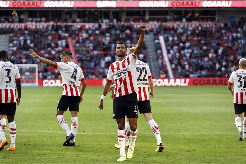 لاعبو أيندهوفن