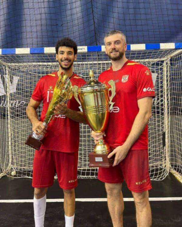 لاعبا الأهلي