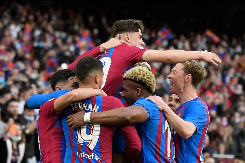 جافي مع لاعبي برشلونة