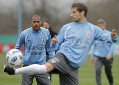 لاعبى اوروجواى اثناء التدريبات