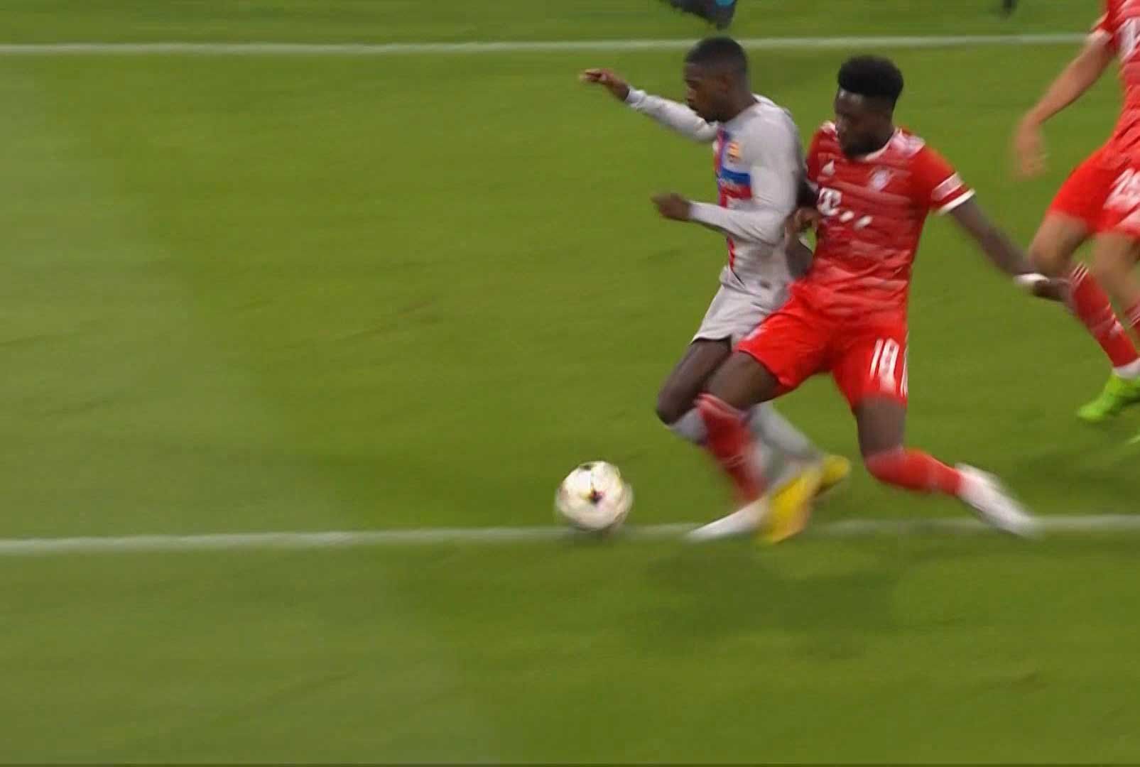 لقطة الاحتكاك بين ديمبلي وديفيز