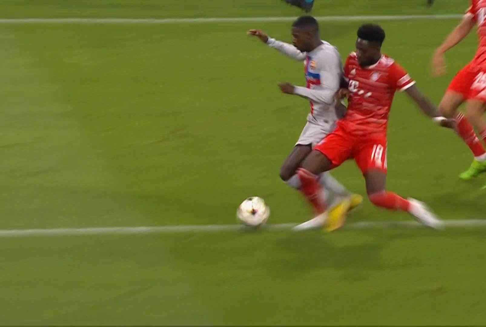 لقطة الاحتكاك بين ديمبلي وديفيز