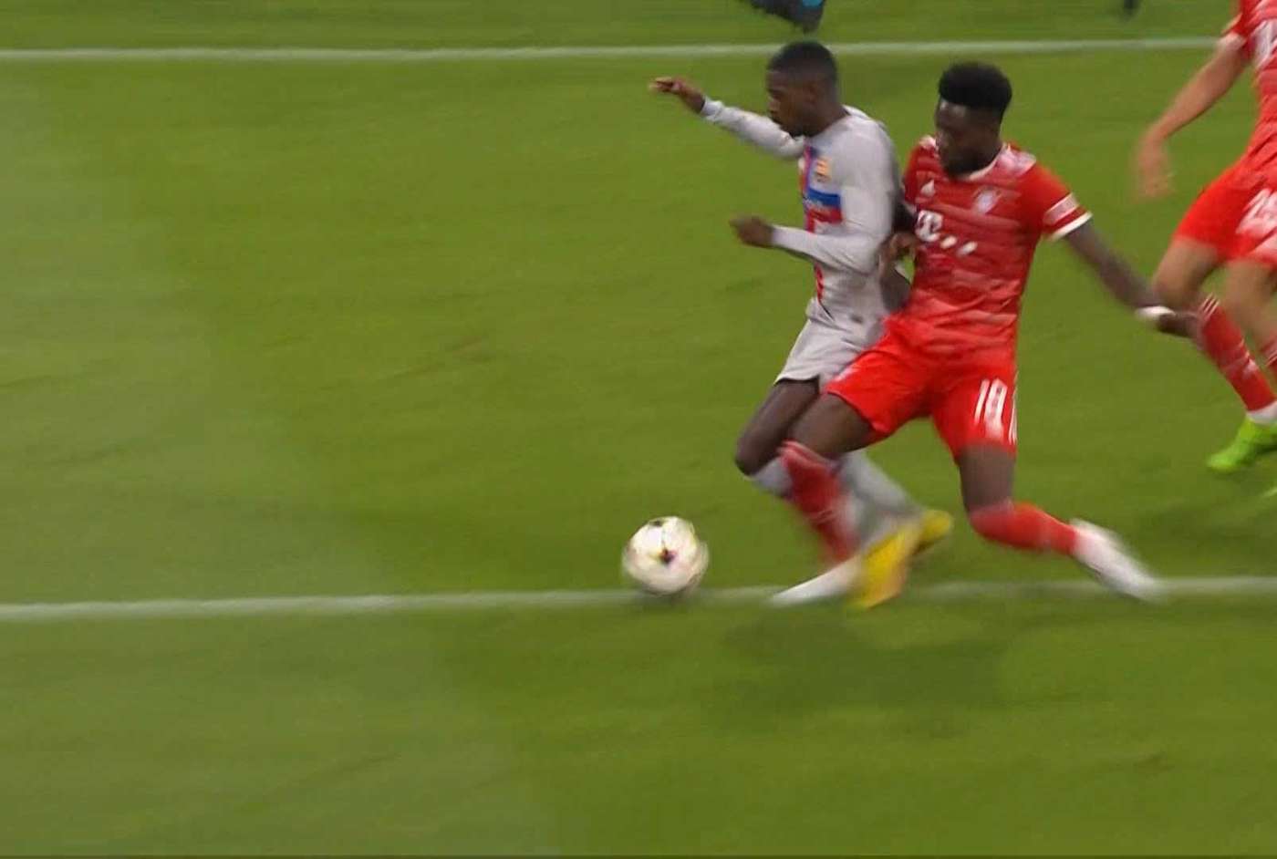 لقطة الاحتكاك بين ديمبلي وديفيز