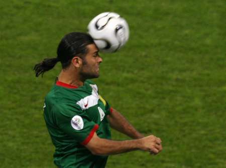 ماركيز كابتن المنتخب المكسيكي في ضربة رأسية ضد المنتخب الارجنتيني