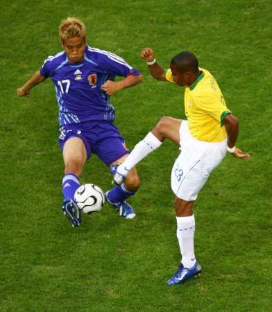 روبينهو في صراع على الكرة مع الياباني اناموتو