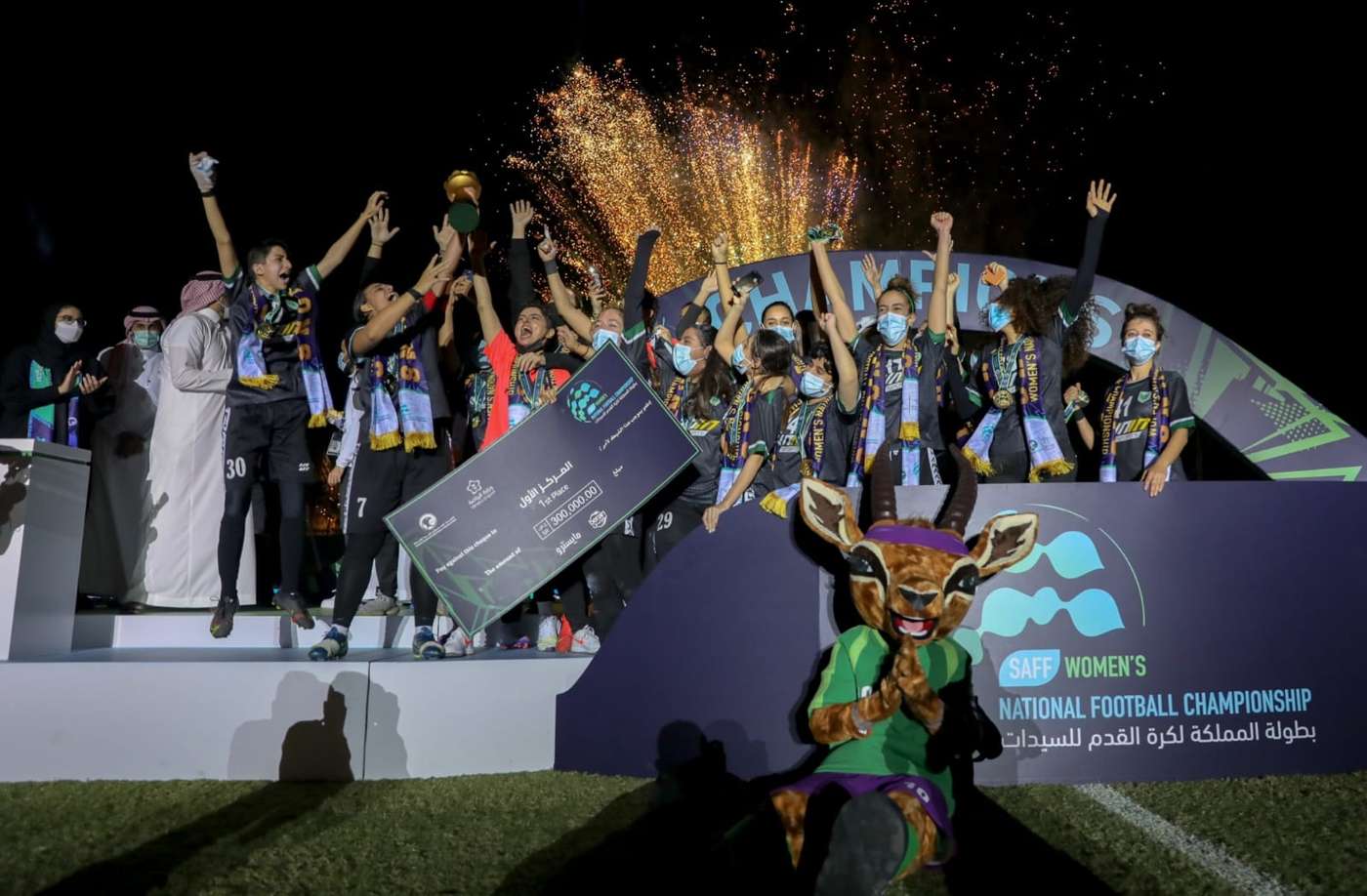 تتويج فريق المملكة بلقب الموسم الماضي
