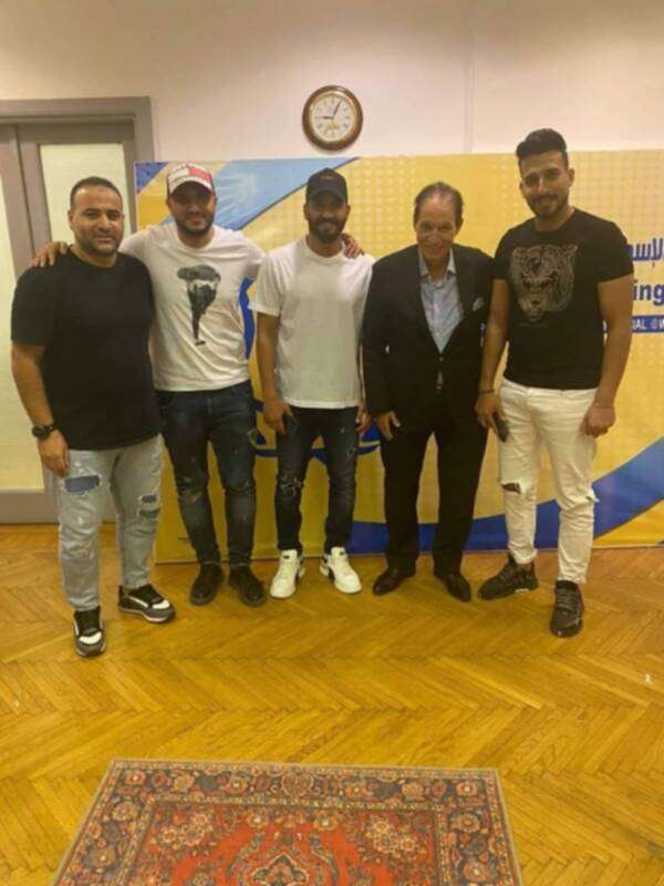 بعد توقيع العقود