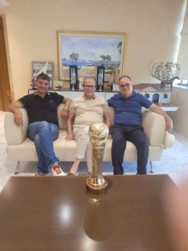 الرئيس الحالي للصفاقسي ونائبه في منزل منصف خماخم ومعهما كأس تونس