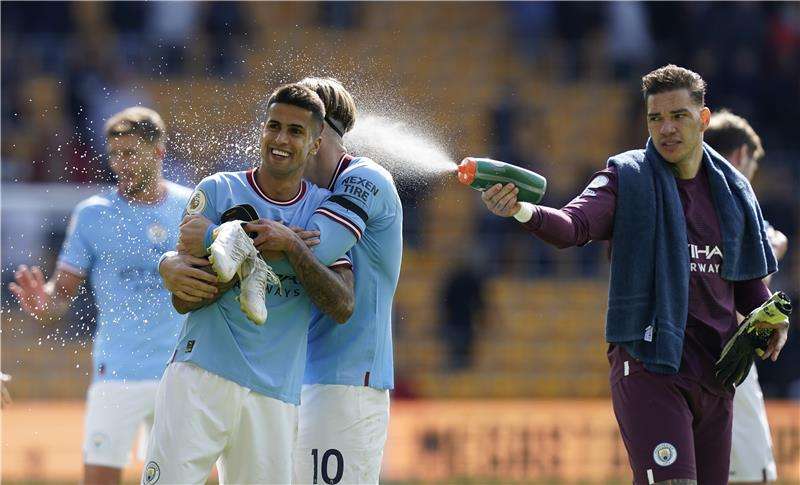 جريليش مع لاعبي السيتي