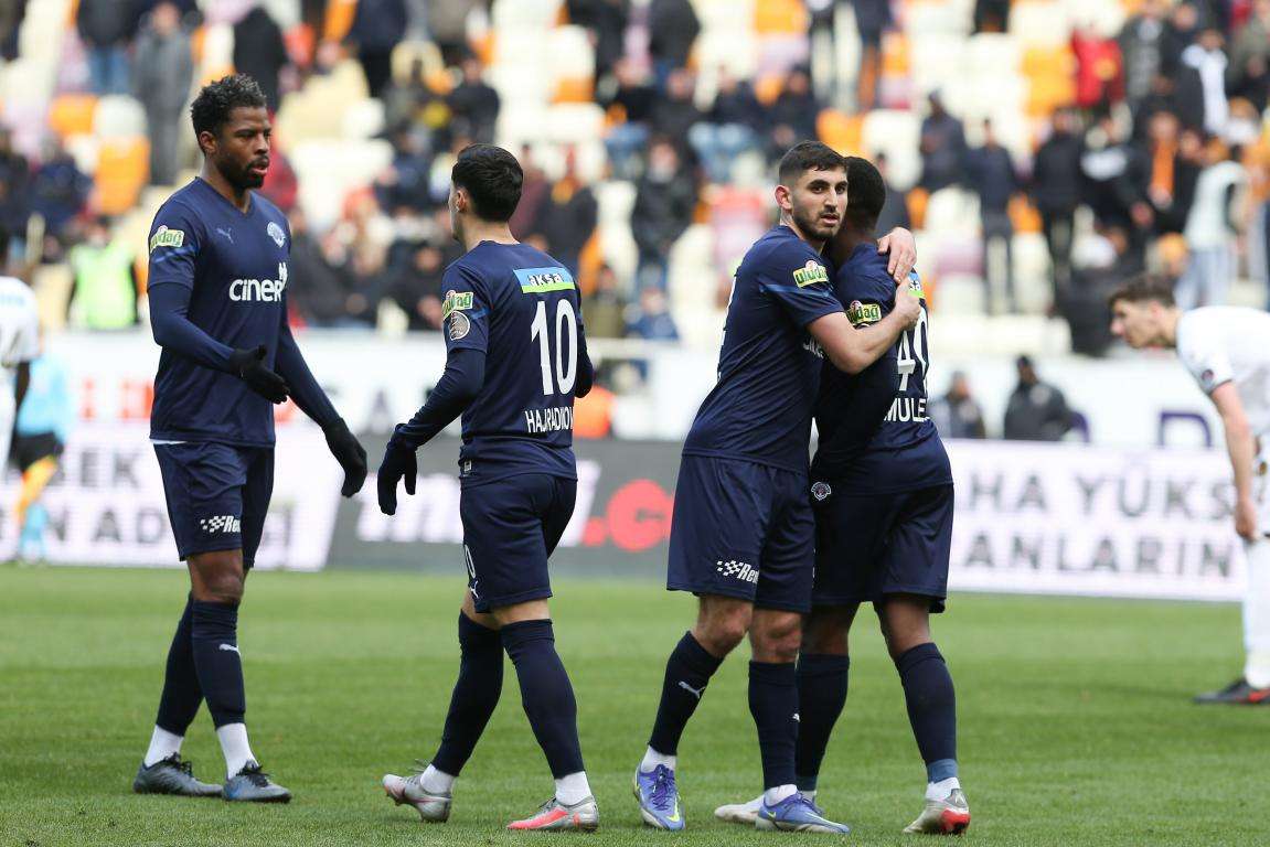 لاعبو قاسم باشا