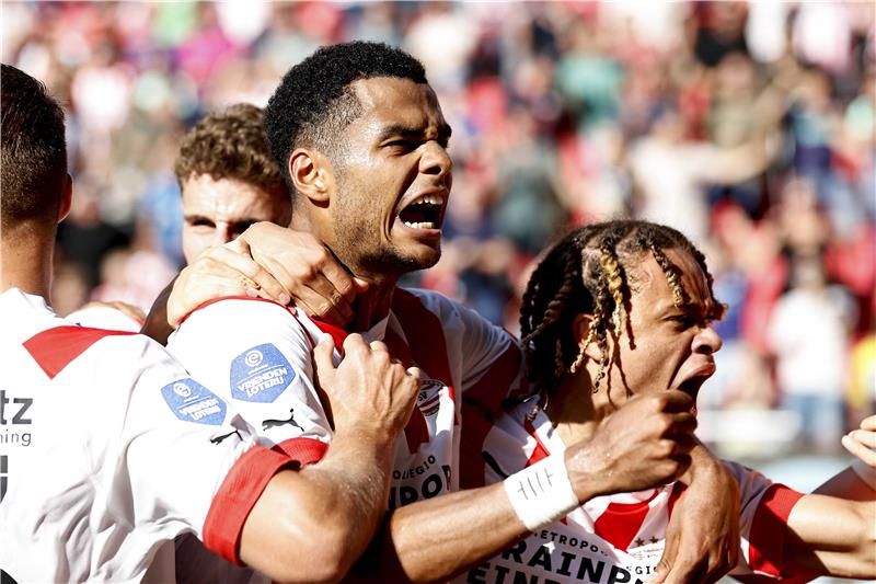 لاعبو أيندهوفن