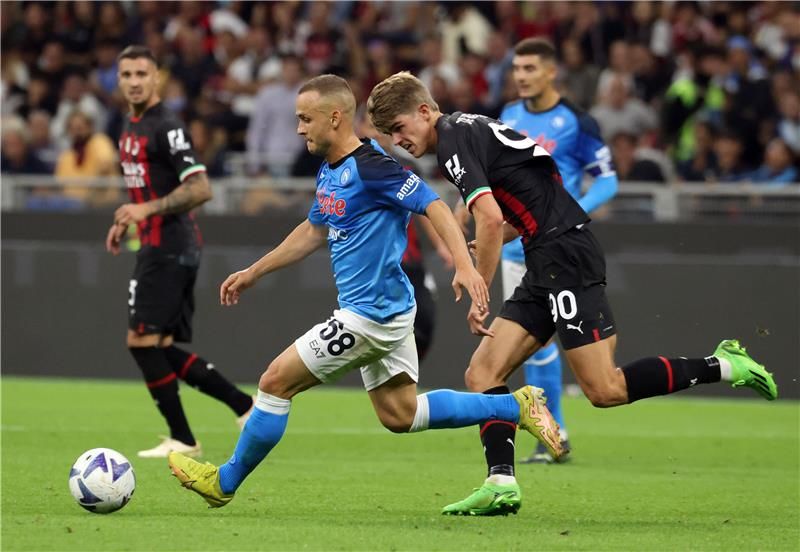 من مباراة ميلان ونابولي