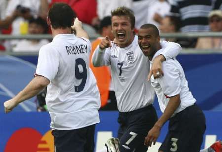 بيكهام (وسط) وفرحة كبيرة بهدفه في مرمى الإكوادور