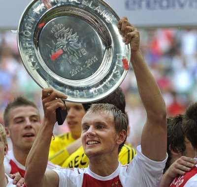  سيم دي يونج يحتفل بتتويج فريقه بدرع الدوري الهولندي