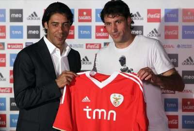 جوان كابديفيلا  مع المدير الرياضي لنادي بنفيكا روي كوستا