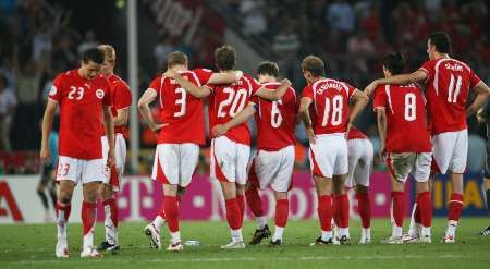 لاعبو منتخب سويسرا ينتابهم الحزن بعد خسارة منتخبهم بالركلات الترجيحية امام اوكرانيا