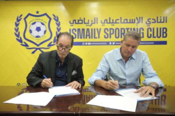 أثناء توقيع العقود