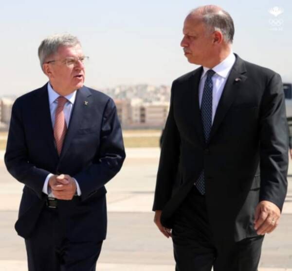 الأمير فيصل خلال استقبال توماس باخ