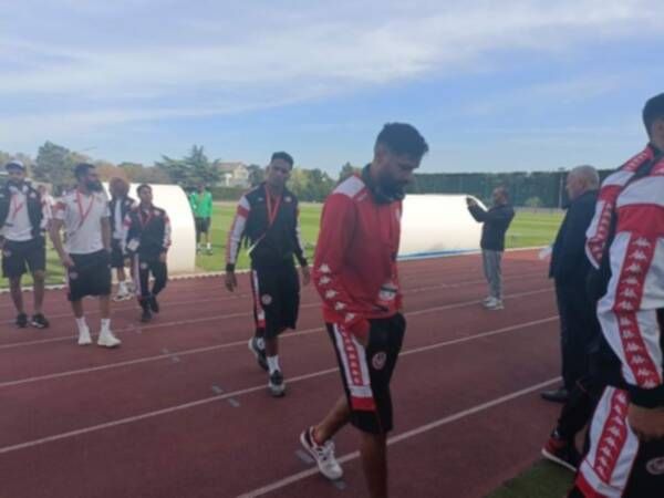 لاعبو تونس في الملعب الذي سيحتضن اللقاء