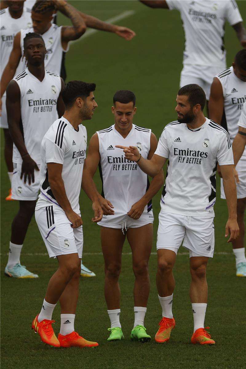 أسينسيو مع فريقه