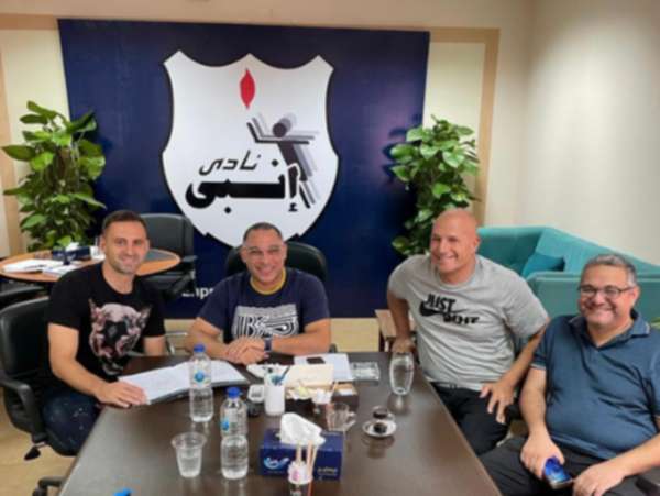 من جلسة التوقيع: ميليج مع رئيس إنبي