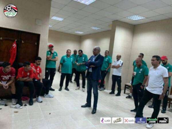 علام مع لاعبي المنتخب الأولمبي