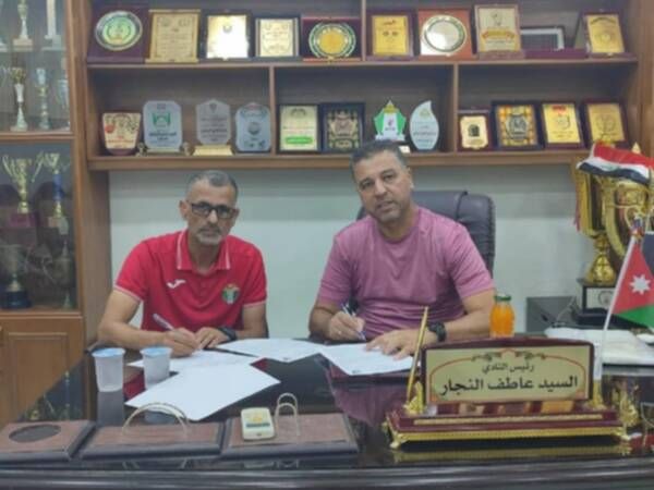 بني ياسين خلال توقيع العقد